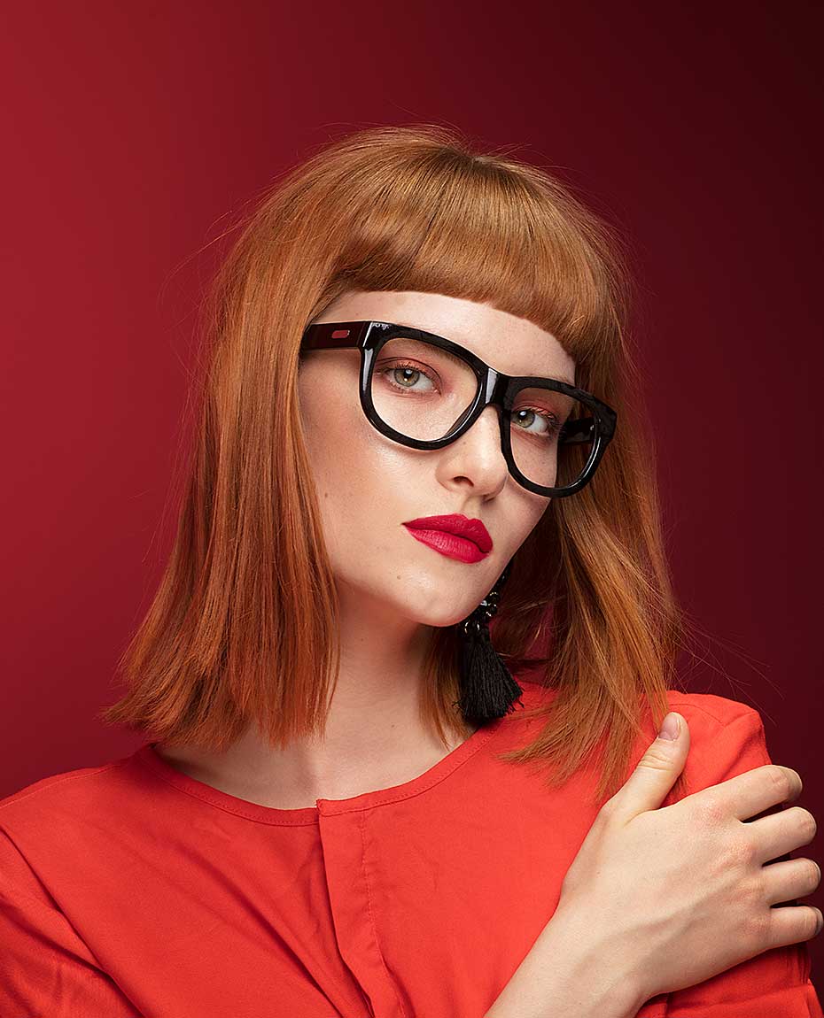 Mann mit modischer Brille. 